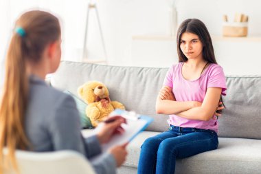 Mutsuz Hintli genç kız psikologla psikoterapi kliniğinde seans yapıyor. Duygusal sorunları olan depresif bir ergen. Tıp bürosunda danışman olarak çalışıyor.
