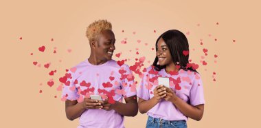 Aynı mor tişörtleri giyen bir çift sevgililer gününde sevgi dolu anlar paylaşır..