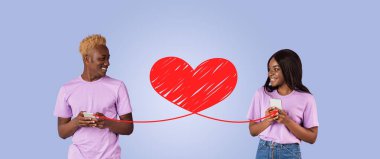 Mutlu bir çift birlikte durur, gülümserken akıllı telefonlarını mesaj göndermek için kullanır. Sevgililer Günü 'nde aralarındaki kalp çizimleriyle sembolize edilen özel bir bağı paylaşıyorlar..