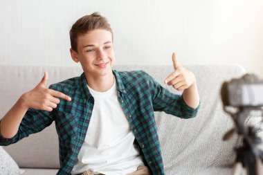 Popüler genç blogcu, profesyonel kamera kullanarak evinden blogu için yeni video çekiyor