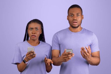 Üzücü ya da rahatsız edici içerik. Kafası karışmış binlerce yıllık Afrikalı Amerikalı çiftin portresi cep telefonlarını tutuyorlar, omuzlarını silkip kameraya bakıyorlar, mor menekşe duvarda tek başlarına duruyorlar.