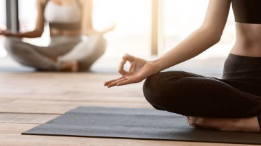 Grup Stüdyoda Yoga Çalışan Tanımlanamayan Kadın, Mat 'ta Lotus Pozisyonunda Oturan, Boş Alanlı Kesilmiş Görüntü