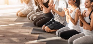 Genç Çoklu Etnik Yogi Stüdyoda Grup Eğitimi, Kırpılmış Resim, Kopya Boşluğu Olan Panorama Yaparken Nilüfer Hareketi Yapıyor