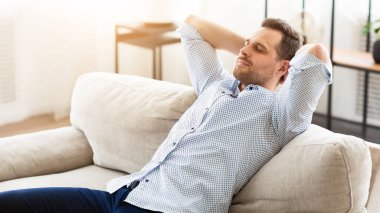 Hafta sonu. Sakin, yakışıklı bir adam, evinde, kanepede dinleniyor. Arkasına yaslanıyor, gözleri kapalı, kopyalanmış.