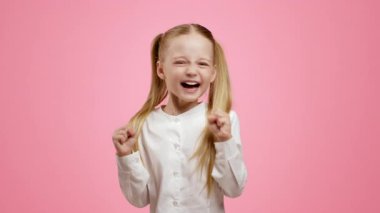 Neşeli bir kadın önemli bir zaferden sonra neşesini ifade eder. Sevinçle yumruklarını kaldırır. Heyecanını ve mutluluğunu arttıran canlı sarı bir arka planla çevrili..