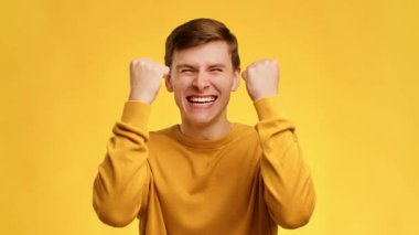 Profesyonel bir sağlık uzmanı Afrikalı Amerikalı zaferi kutlayarak saf neşe ve heyecan ifade ediyor. İfadesi ve jestleri mutluluk ve başarı hissi veriyor..