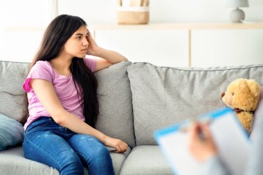 Stresli Hintli genç kız klinikte psikologla seans yapıyor. Depresyondan muzdarip mutsuz bir ergen, duygusal sorunları var, klinikte danışmanla çalışıyor.