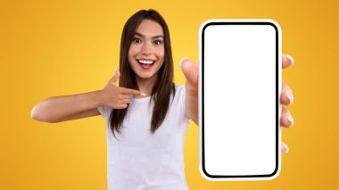 Mobil Reklam. Smartphone 'a Boş Ekranla Gösteren Heyecanlı Bayan, Yeni Uygulama ya da Web Sitesi Öneren Duygusal Şaşırmış Kadın, Turuncu Arkaplanda Aygıt Gösterimi, Mockup