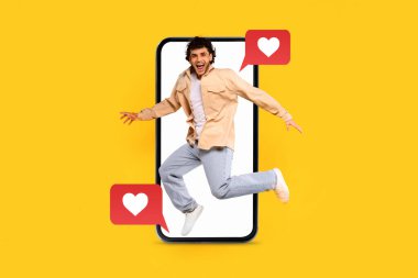 Kalp simgeleriyle çevrili büyük bir akıllı telefonun önüne atlayan neşeli bir birey, teknoloji ve flört ve sosyal medya ile ilgili çevrimiçi iletişim için heyecan gösteriyor..