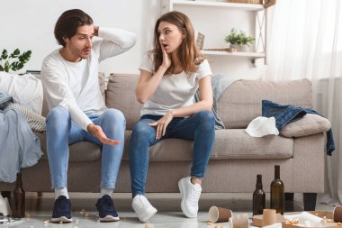 Milenyum çifti, partiden sonra üzgün yüzleriyle koltukta otururken nereden başlayacaklarını bilemedikleri dağınık suratlarına bakarken şok oldular.