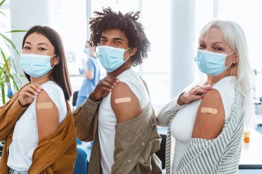 Aşı kavramından sonra. Maskeli Mutlu Aşılanmış İnsanlar 'ın portresi koluna pansuman yapan antiviral iğne yaptıran, kollarını sıvayıp sırada oturan. Sağlık Hizmetleri