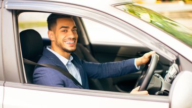 Orta doğulu genç iş adamı yeni bir araba kullanıyor, ofise gidiyor, dışarıdan çekiliyor, yandan bakıyor. Yakışıklı, başarılı bir Arap menajer. İyi bir günün ardından eve gidiyor. Kameraya bakıyor ve gülümsüyor.