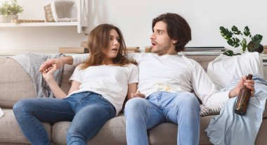 Evdeki kutlama partisinden sonra dağınık odada uyanan çift şok oldu. Zemin çöp ve boş şişelerle kaplandı.