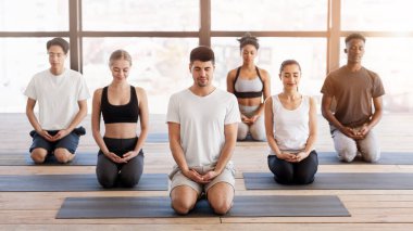 Grup Meditasyonu. Modern Stüdyoda Eğitmenle Yoga Egzersizleri Yapan Gençler