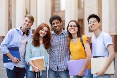 Yüksek öğrenim. Açık Üniversite Binası 'nın yakınında, Kameraya Gülümseyen Mutlu Çeşitli Öğrenciler