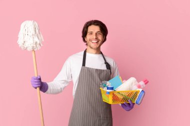Bahar Temizliği Konsepti. Neşeli Milenyum Adamı Woth Paspası ve Temizlik Malzemeleri Stüdyoda Pembe Arkaplanda Poz Veriyor, Boş Alan
