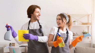 Bahar temizliği. Evli çift dairelerini toplarken eğleniyor, Deterjan kılıçlarını ve paçavralarını tutuyor, gülüyor, mekanı kopyalıyor.