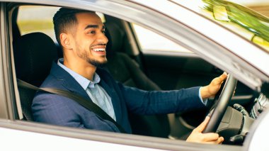 Neşeli orta doğulu genç iş adamı yeni arabasını sürüyor, ofise gidiyor, dışarıdan çekiliyor, yandan bakıyor. Mutlu Arap adam menajeri iyi bir günden sonra evine gidiyor, yola bakıyor ve gülümsüyor.