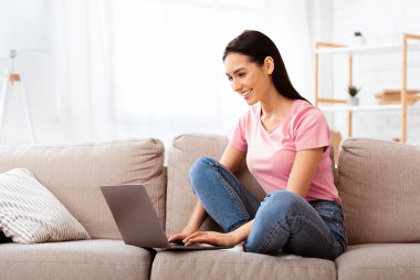 İşe alım kavramı. İnternette İş Fırsatları Tarama, İş Arama Uygulaması ya da İnternet Sitesi Kullanımı, Boşluğu Kopyala