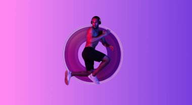 Genç bir atletik adam aktif yaşam tarzını sergileyerek dinamik bir egzersiz yapıyor. Enerjik arka plan, enerjik titreşimleri arttırır. Formda kalmak için birebir..