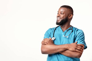 Özel teklifimizi seveceksin. Heyecanlı genç Afrikalı Amerikalı doktor boş alan, beyaz arka plan, panorama arıyor.