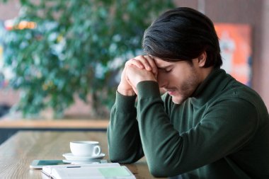 Kafasına dokunan umutsuz bir adam, zor zamanlar geçiren bir işadamı, kafede çalışan, fotokopi çeken...
