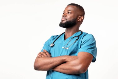 Griple savaşabiliyoruz. Kollarını kavuşturmuş özgüvenli Afrikalı Amerikalı doktor boş alana, beyaz arka plana bakıyor.
