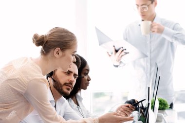 Kadın yardım hattı operatörü çağrı merkezindeki sorunu çözmeye yardım ediyor.