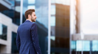 Kendine güvenen genç girişimci şehir merkezindeki ofisine gidiyor.