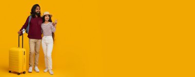 Sırt çantası ve sarı bavul taşıyan neşeli Hintli kadın ve erkek. Pasaport ve uçuş biletleri var. Sarı arka planda fotokopi alanını gösteren turistler.