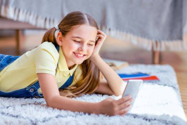 Harika bir uygulama. At kuyruklu mutlu genç bir çocuğun portresi. Akıllı telefon kullanıyor, sohbet ediyor, daktilo yazıyor ve mesaj yolluyor. Komik videolar izliyor.