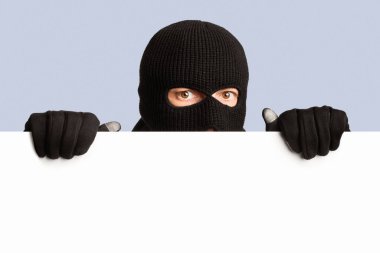 Beyaz stüdyo arkaplanından izole edilmiş beyaz reklam panolarını dikizleyen yağmacıların yakın plan portresi.