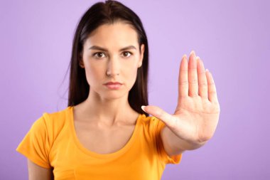 Reddedilme kavramı, teşekkürler ama hayır. Ciddi bir kadın el hareketi yapıyor, geçmişi bulanık, seçici bir odak noktası var.