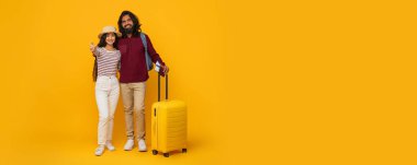 Mutlu genç Hintli eşlerin portresi, bavulları, pasaportları ve sarı arka planda seyahat biletleri olan neşeli Doğu çifti Stüdyoda, Tam Uzunlukta, Kopya Alanı