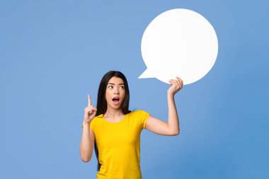 Heyecanlı Koreli Kadın Beyaz Boş Konuşma Baloncuğu Tutuyor ve Parmak Kalktırıyor, Duygusal Asyalı Kadın Bir Fikir ve İlham Buluyor, Mor Stüdyo Arkaplanının Üzerinde Duruyor, Boşluğu Kopyala