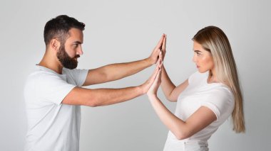 Ev baskıcıyla yüzleşmek. Erkek kadına elleriyle baskı yapar, kadın direnir, profil çıkarır, boş alan bırakır.