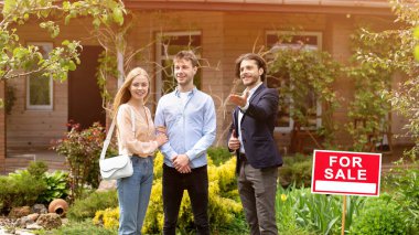 Genç evli çift ev bakmak için emlak müdürüyle buluşuyor.