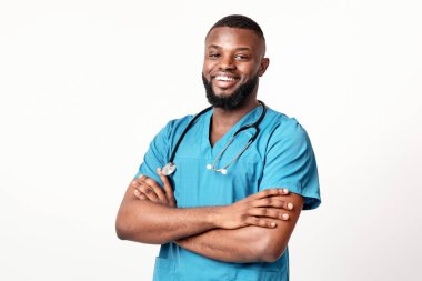 Beyaz arkaplan üzerinde poz veren başarılı Afrikalı Amerikalı erkek uygulayıcı, boşluğu kopyala