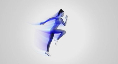 Sportif Kadın Koşu Antrenmanı 'nın yan görüntüsü ya da dizden dirseğe çıtırtı hareketi Mavi Stüdyo arka planında havada poz verme, diğer tarafa bakma. Spor ve Spor Motivasyonu. Tam Uzunluk