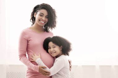 Anne ve küçük afro kızının evde pencerenin yanında oturup kameraya bakmalarını, fotokopi çekmelerini beklemekten mutluyum.