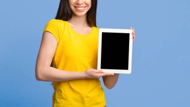 Yeni uygulama. Tanımlanamayan Asyalı bir kızın ellerinde siyah ekranlı Modern Dijital Tablet Mor Arkaplan 'ın üzerinde duruyor, Boş Boşluklu Panorama