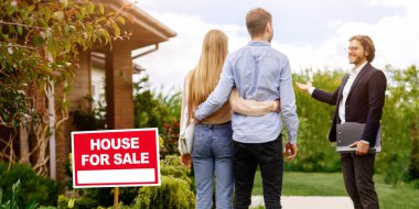 Kendine güveni tam bir emlakçı. Dışarıda genç bir çifte satılık ev gösteriyor.