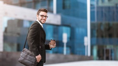 Milenyum işadamı kahve siparişiyle sabah ofisine gidiyor.