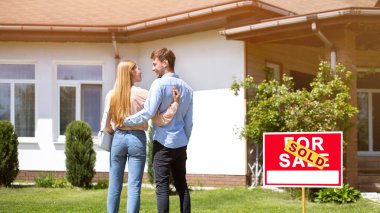 Yeni evli çift yeni evlerinin ön bahçesinde duruyor, boş bir alan. Panorama