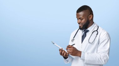 Beyaz cüppeli gülümseyen Afrikalı doktor steteskoplu hasta anestezisini beyaz arka planda, boş alanda topluyor.