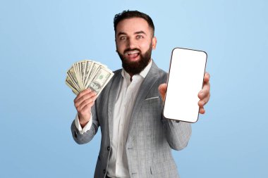 Büyük kazanç ya da başarı konsepti. Heyecanlı girişimci mavi arka planda para hayranı