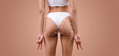 Bir kadın vücut şekillendirme, şekil verme, cilt bakımına ve şımartmaya odaklanıyor. Ayarlama, eğrilerin öne çıkmasını sağlayan minimalist ve temiz bir arkaplan içeriyor.