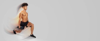 Genç bir adam her iki elinde dambıllar tutarken hareket egzersizi yapıyor. Odaklanmış durumda ve egzersiz sırasında formunu koruyor, kopyalama alanı.