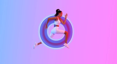Stüdyoda pembe ve mavi neon arka plan üzerinde koşan ya da orta havada zıplayan, beyaz spor giysili mutlu Fit Lady. Fitness Konsepti. Yan Görünüm Görüntüsü, Panorama