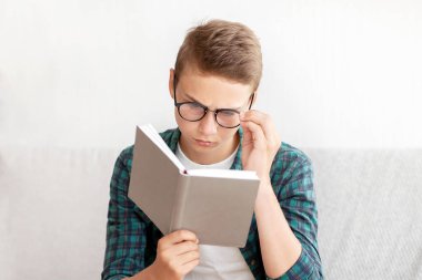 Evde gözlük okuyan, okul projesi üzerinde çalışan, boş alan olan bir okul.